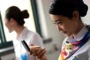 为什么空姐上下飞机，一定要拉一个行李箱？里面到底装的什么？