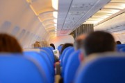 揭秘美国航空空姐爆料背后的故事，服务、压力与行业真相