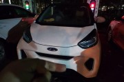 小蚂蚁新能源车撞车门原因及处理方法