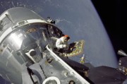 国泰航空，翱翔天际的东方之珠，从辉煌到挑战的航空传奇