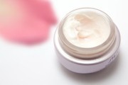 化妆品原料全解析，选择、应用与安全性