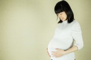 女护士怀孕与58岁教授的400万提分手，一场跨越年龄与金钱的伦理纠葛