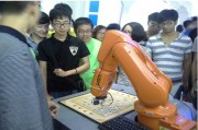 该校食品科学学院,人工智能学院等以师生研发的火锅底料,食材和机器人