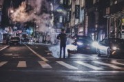 男子醉酒无差别攻击车辆，一场失控的马路狂欢