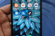 摩托罗拉刀锋折叠手机屏幕上的hd