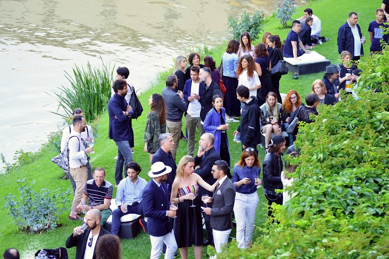 网友偶遇雷佳音一家四口日本度假，温馨画面引热议