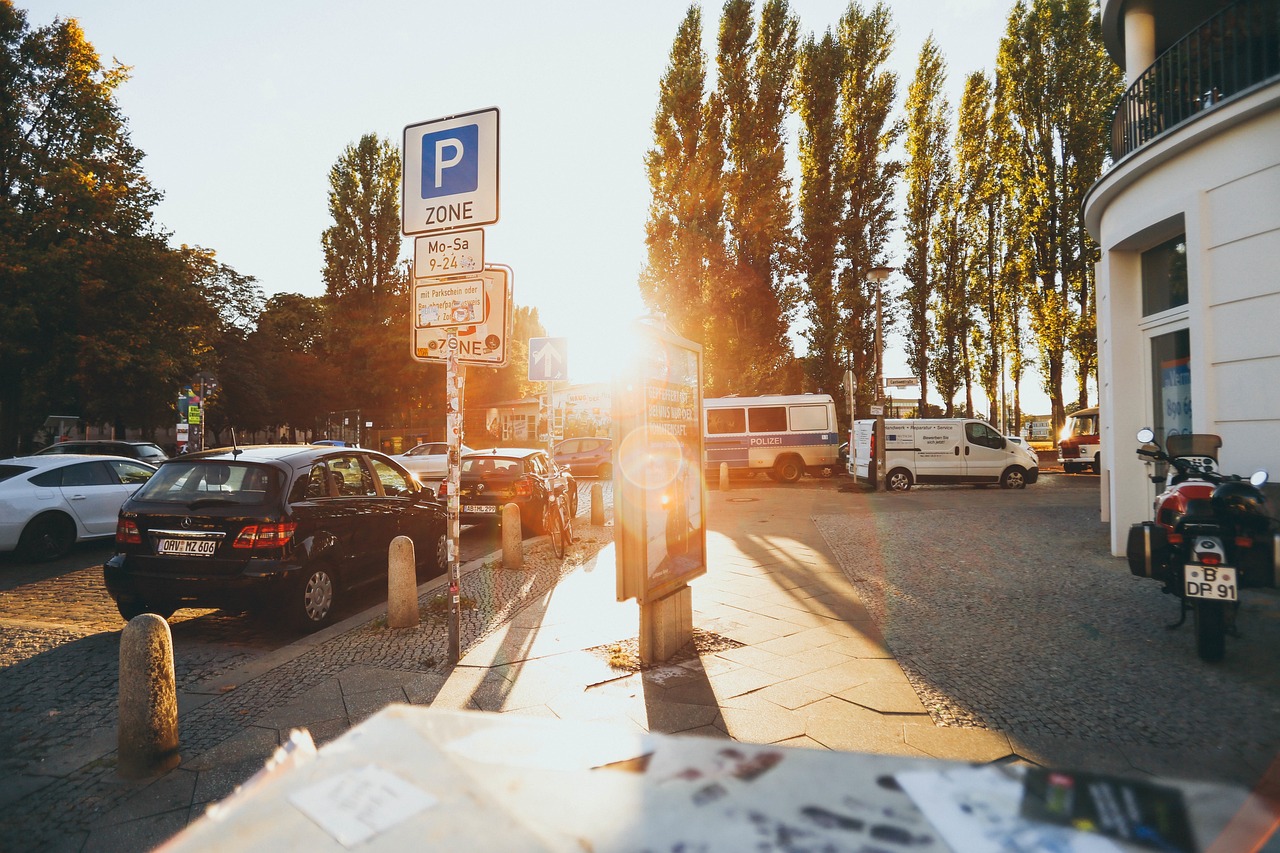 父亲罚小孩跪马路中间遭民警回怼,责任与教育的边界 父亲罚小孩跪马路中间遭民警回怼,责任与教育的边界