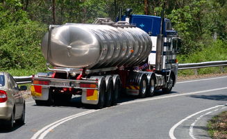 货车意外溜车，司机惊险跳车撞后小车——一场惊心动魄的交通事故