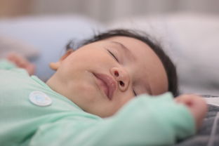育儿嫂的意外，如何在睡眠中保护婴儿的安全