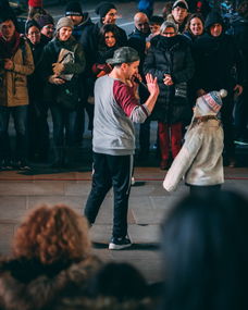 鹿晗粉丝集体换头像的背后，是饭圈文化的缩影还是情感共鸣的体现？